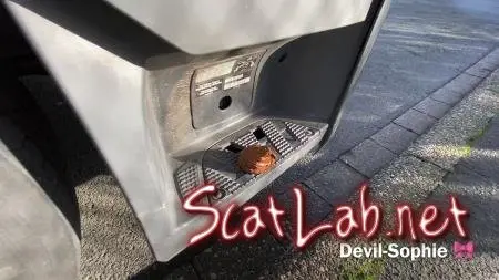 OMG - how does the shit get onto the truck running board (Devil Sophie) Poop, Extreme [UltraHD 4K] Outdoor Scat