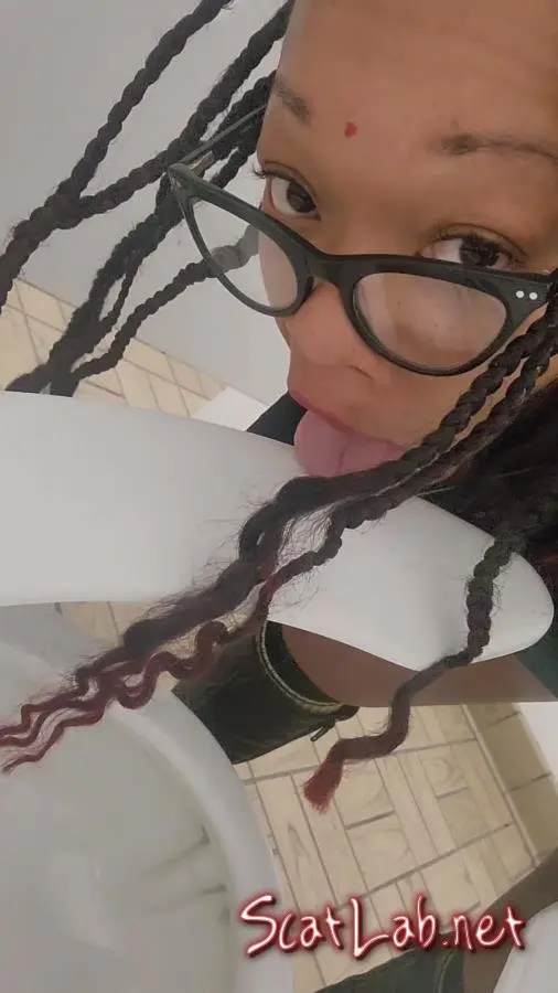 Uni”Ella in public bathrooms (UniQueen21) Poop, Eat [UltraHD 2K] Solo