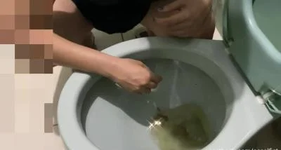 Comendo a merda dele que saiu direto no vaso (Casal Fist aka Mabel) Solo Scat, Shit Eating [HD 720p] Scatbook
