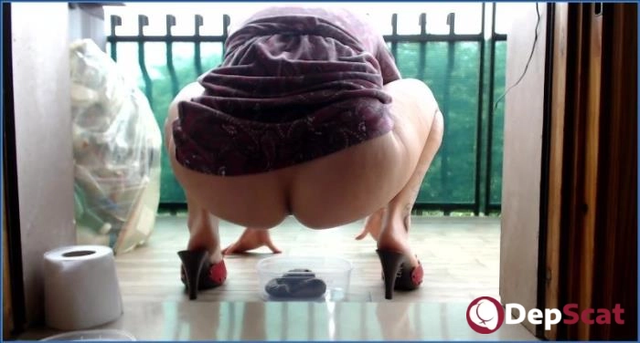 Moana Voglia's Balcony Scat and Foot Fetish in HD 720p