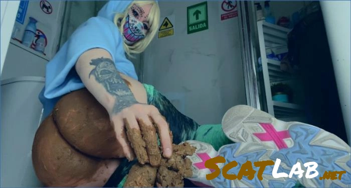 Dirty Betty Amateur, Russian – Her Triple Pooping is OP Russian