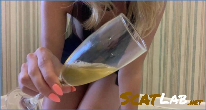 MILF Mistress Lily Pissing in HD, Pure Scat Fun