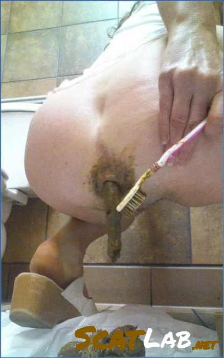 Download Mature MILF Zarzar01 in White Lingerie with Toothbrush Play and Massive Poo ScatLab.net