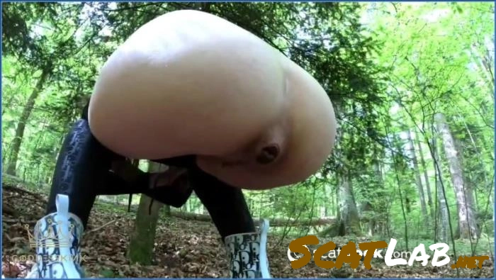 Morning forest shit & pee - Pissing (HD 720p / 41.26 MB)