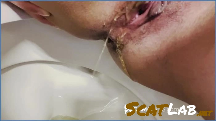 Intense scat moment from UAE - Pissing, Kaviar (HD 720p / 16.67 MB) – ScatLab poster
