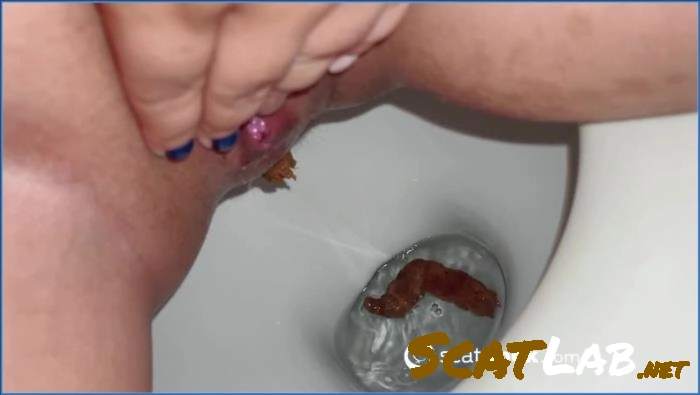 Cagando na privada com vontade - Fisting, BDSM (HD 720p / 32.88 MB) – ScatLab poster