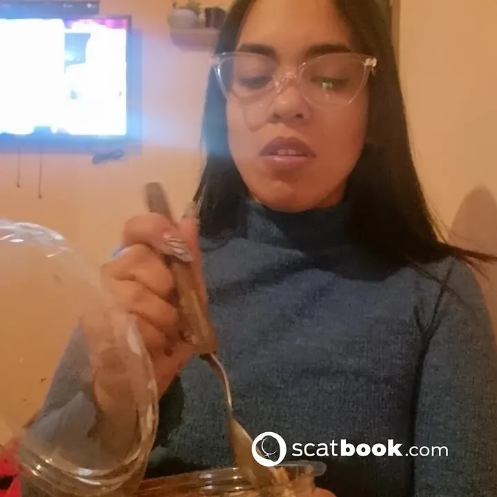 Flornatiii Squats for a Messy Kaviar Minute on Amateur Scatbook Feed - scat porn video at ScatLab.net