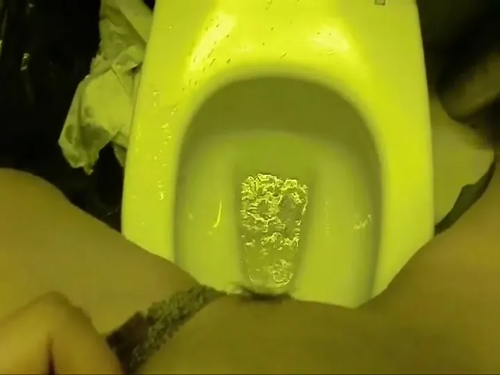 Download Tanalia Takes the Throne: A Sloppy Solo Scat and Pee Romp ScatLab.net