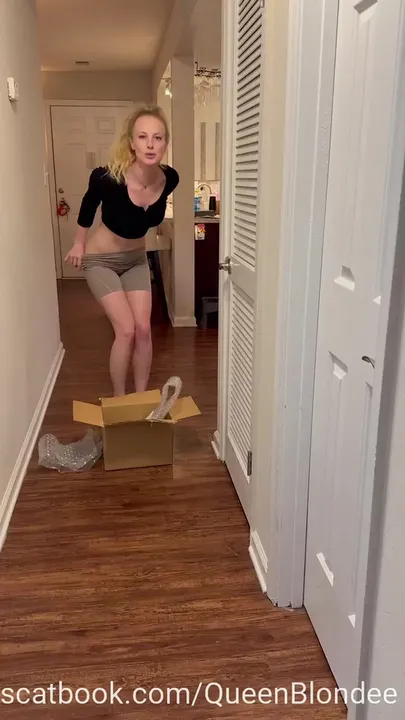 Sara Bee Commands Quiet Scat Domination with Unwavering Focus and Grip - popular scat video at ScatLab