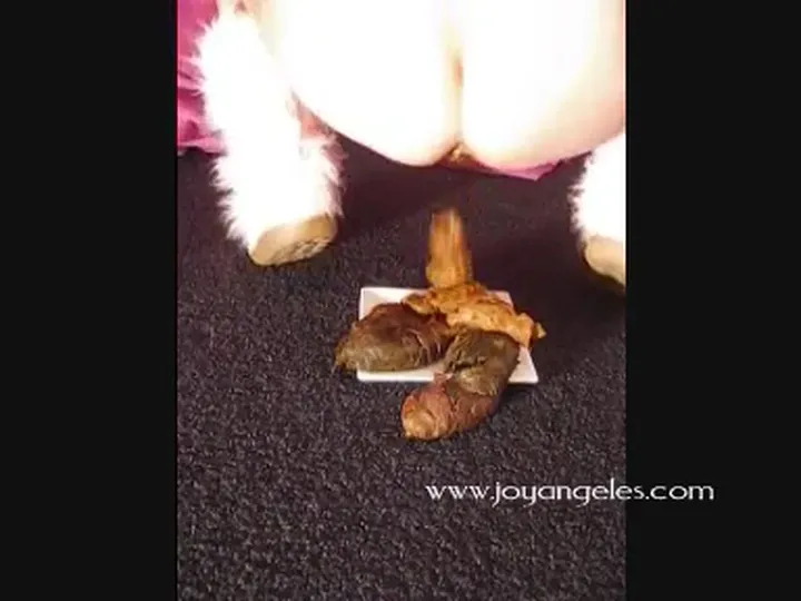 Shelly Poops Freely Over the Toilet Bowl in Classic Scat Release - scat porn video at ScatLab.net