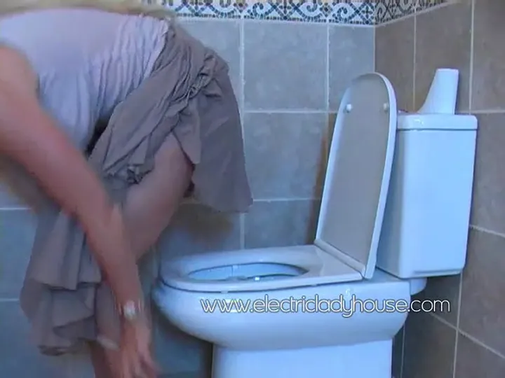 Ana Didovic Poops Solo in Electric Lady House Scat Video - scat porn video at ScatLab.net