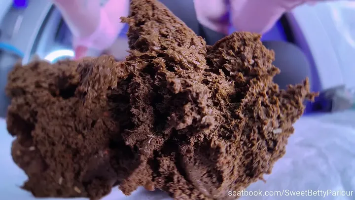 Betty Drops a Warm Load in a Natural Solo Scat Moment - No Fuss - scat porn video at ScatLab.net